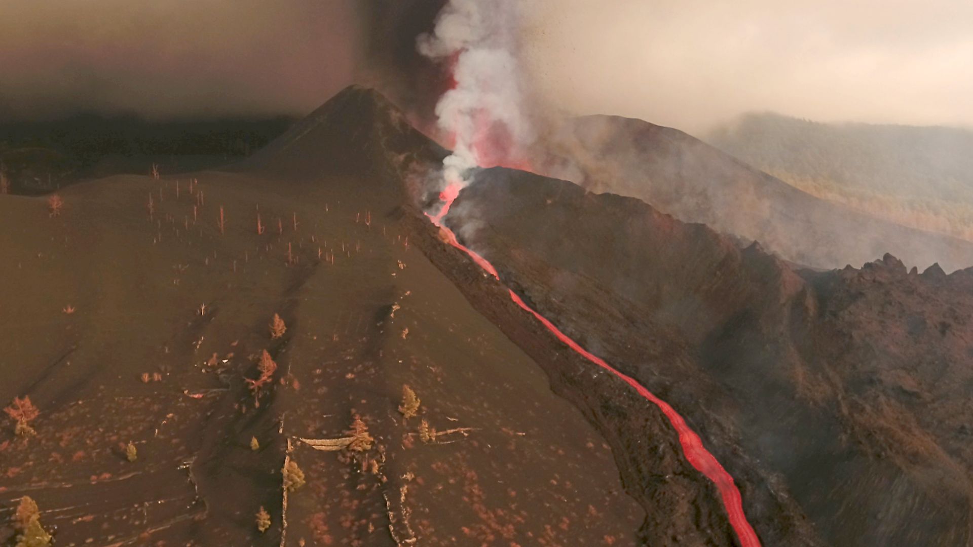 Lava renner ned fra vulkanen på La Palma.