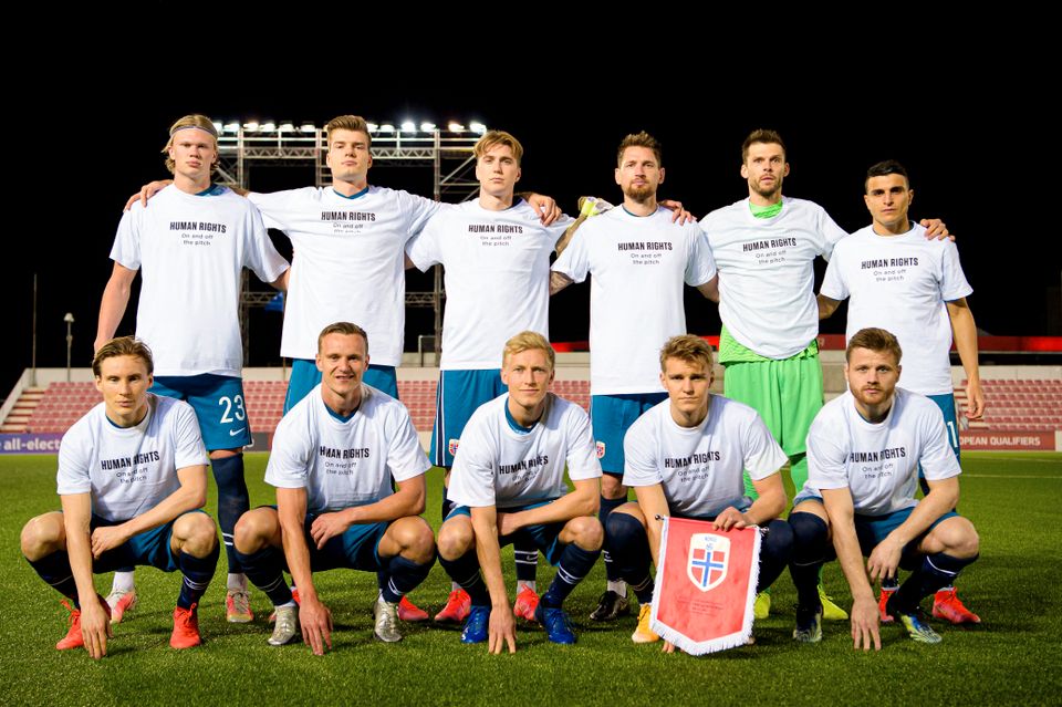 Landslagsspillerne til Norge står sammen med hvite t-skjorter der det står "menneskerettigheter. På og utenfor banen".