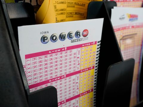 Nærbilde av et stativ med lottokuponer i. 