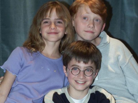 De tre skuespillerne fra Harry Potter-filmene smiler mot kamera.