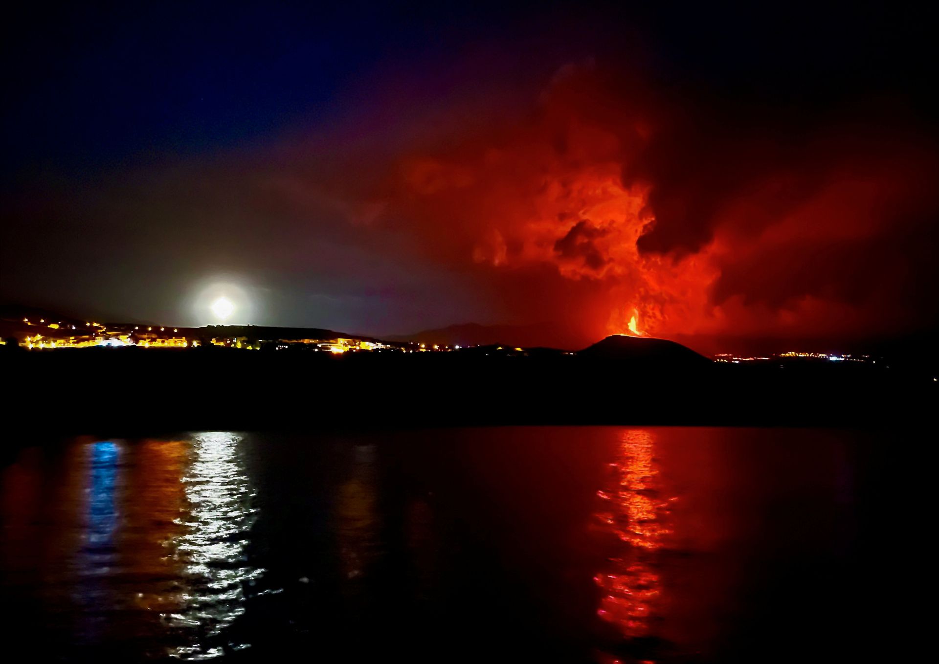I mørket kan man se et stort vulkanutbrudd.