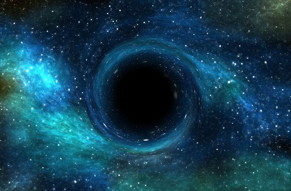 En dataanimasjon viser blå-grønn tåke og stjerner på en svart himmel, som former en sirkel som er helt svart inni.