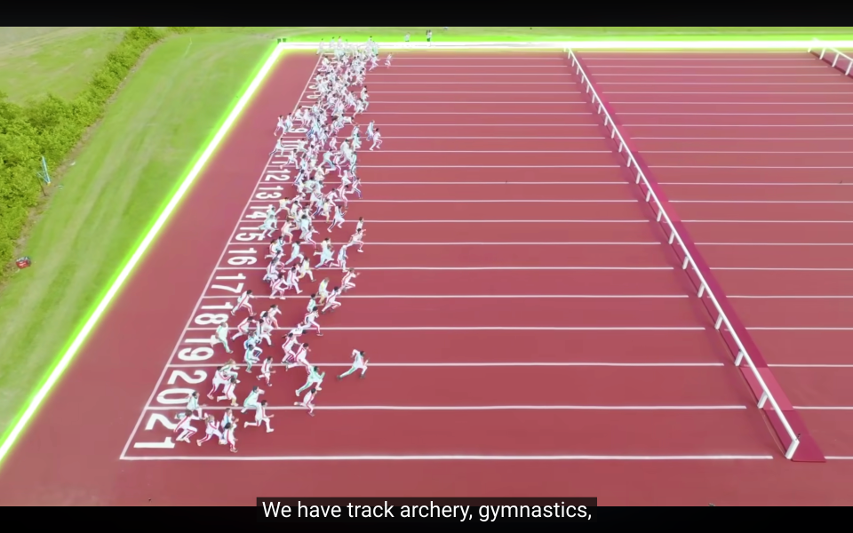 Oversiktsbilde av at veldig mange mennesker løper på en friidrettsbane.