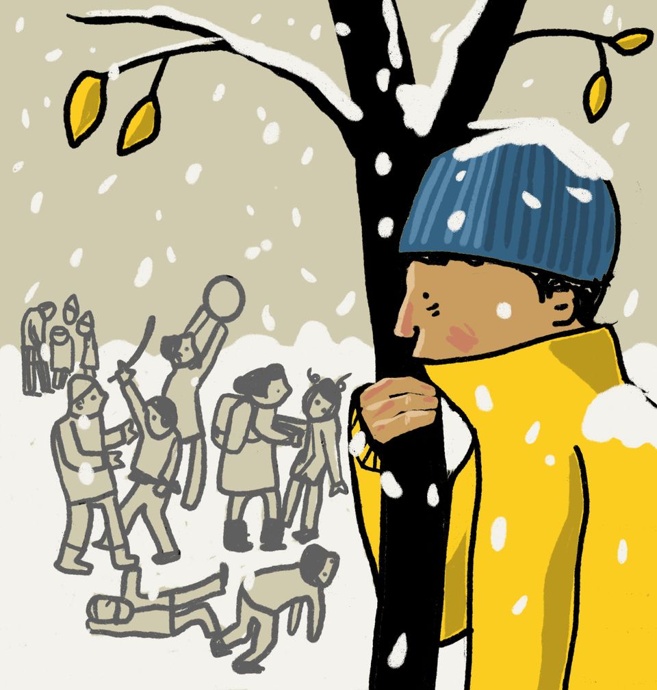 Tegning av en gutt i gul jakke og blå lue som står alene bak et tre og ser trist på andre barn som leker i snøen.