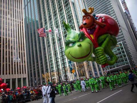 En enorm ballong av den grønne monsteraktige Griechen flyr mellom høye skyskrapere i New York. 