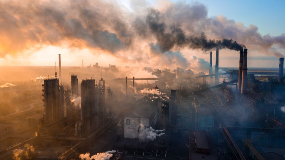 Oversiktsbilde som viser mange fabrikker som slipper ut røyk og gass.