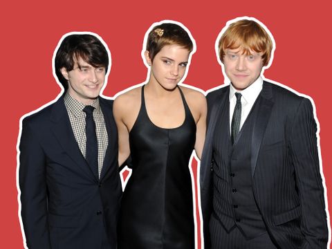 De tre hovedrolleskuespillerne fra Harry Potter-filmene, Daniel Radcliffe, Emma Watson og Rupert Grint, alle tre kledd i svart, er redigert inn på en rød bakgrunn.
