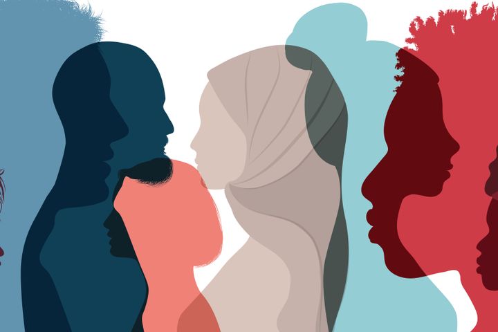 En grafikk viser syv personer sine silhuetter, i forskjellige farger, og konturen av dem viser at de har forskjellig utseende, hodeplagg og etniske trekk.