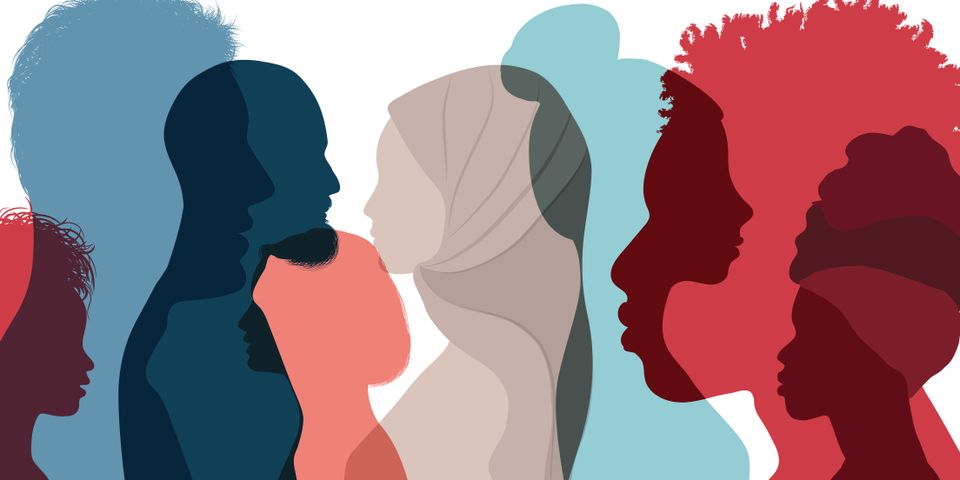 En grafikk viser syv personer sine silhuetter, i forskjellige farger, og konturen av dem viser at de har forskjellig utseende, hodeplagg og etniske trekk.