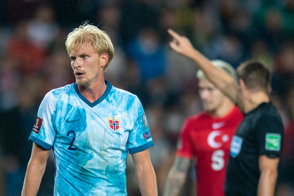 En fotballspiller med lyst hår ikledd Norges lyseblå landslagsdrakt.