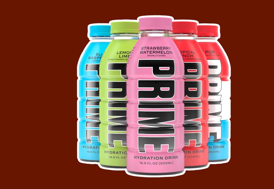 Fem flasker med forskjellige farger og navnet "Prime" på, er redigert inn på en mørkerød bakgrunn.