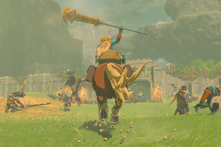 En karakter på et spill sitter på en hest og rir bortover gresset.