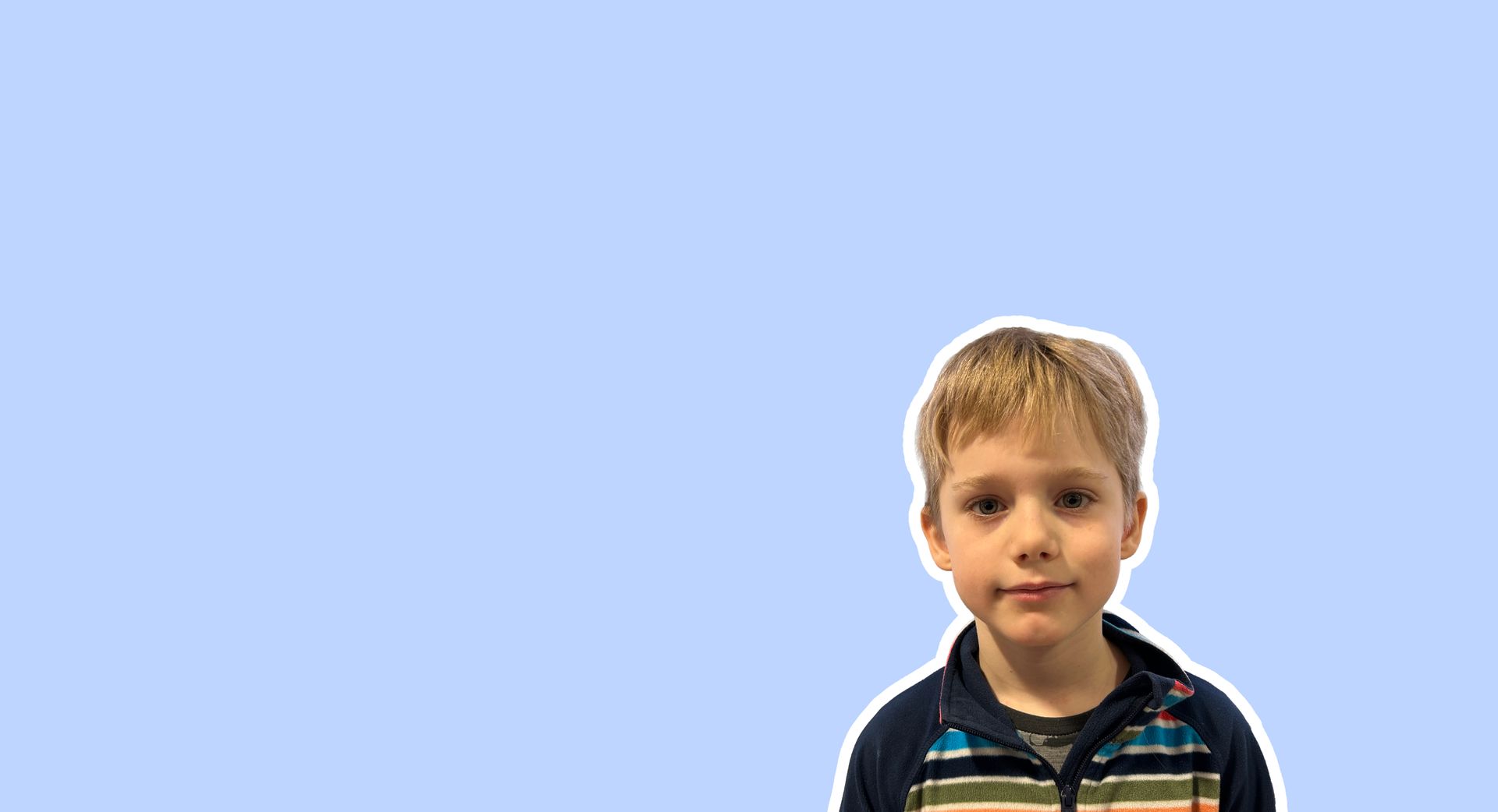 Et nærbilde av en gutt med lyst hår er redigert inn på en blå bakgrunn.