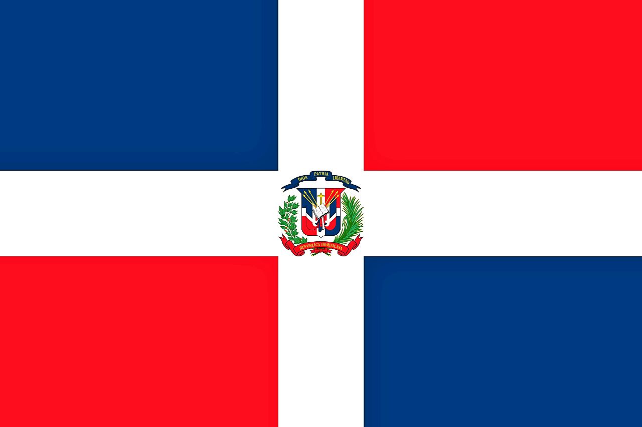 Et flagg med blå rektangler oppe til venstre og nede til høyre, hvitt kors med emblem i midten og røde rektangler oppe til høyre og nede til venstre.