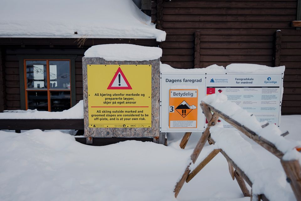Bilde av noen skilt som står ved et skianlegg
