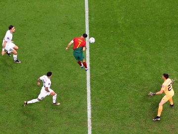 Et bilde fra luften av en fotballspiller som forsøker å heade en ball og tre motstandere som ser på.