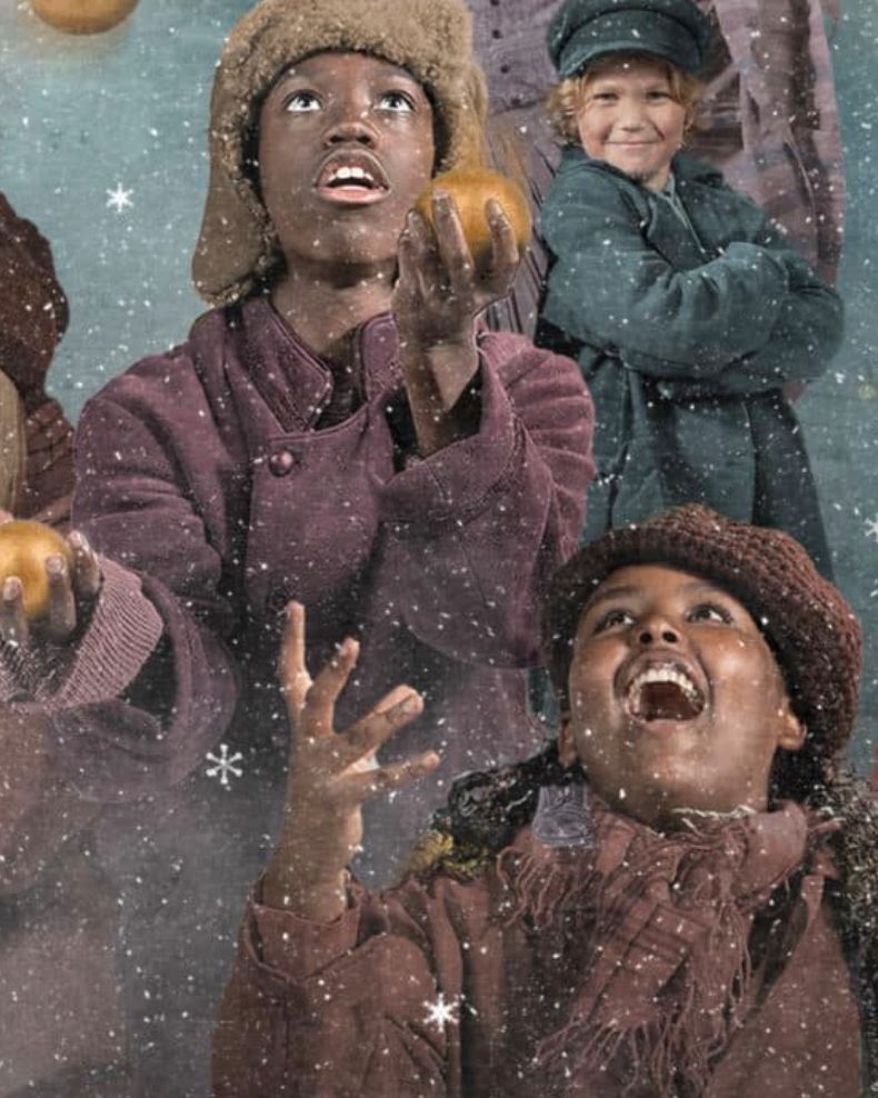 En litt kunstig photoshoppet plakat viser flere barn i kostymer fra gamle dager, som smiler og ser opp på noe, mens redigerte snøkrystaller faller rundt dem.