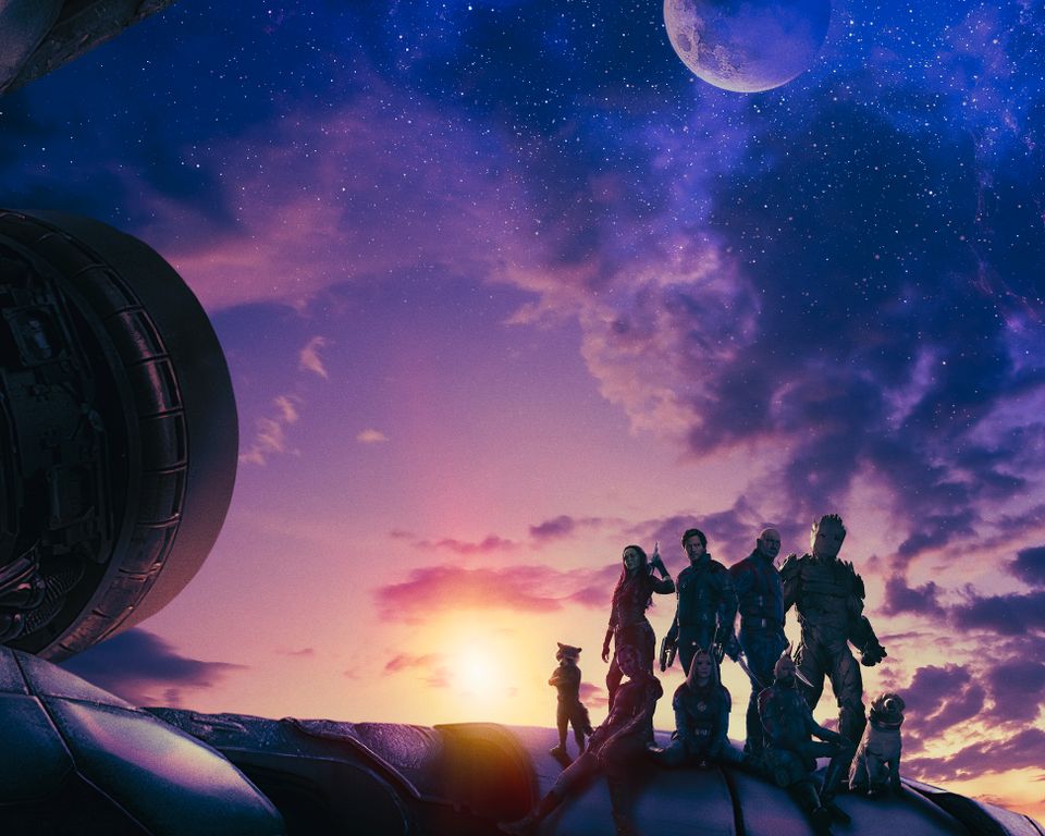 Et bilde hvor man ser skyggen av en gruppe mennesker og to dyr som står oppstilt med en lilla himmel i bakgrunnen. 