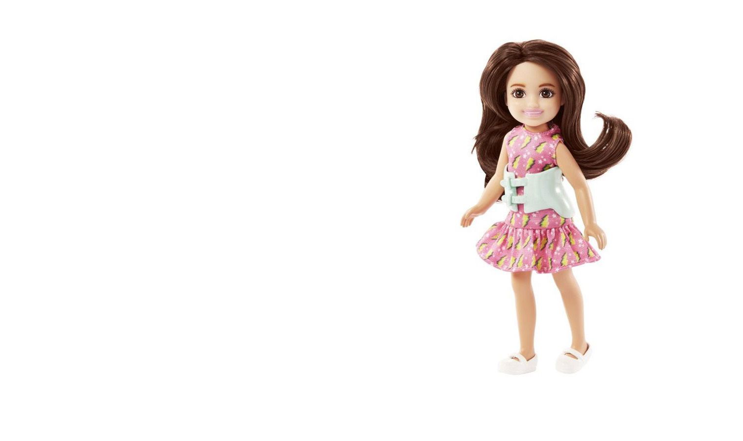 En dukke med langt, mørkt hår, rosa kjole og et hvitt ryggkorsett rundt livet står på en hvit bakgrunn.