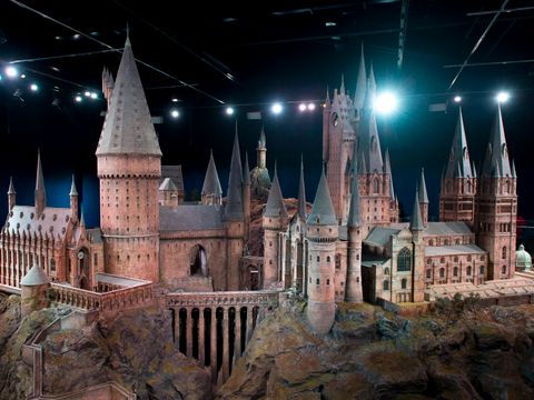 Bilde av en modell av Galtvort/Hogwarts inne i et stort mørkt rom.