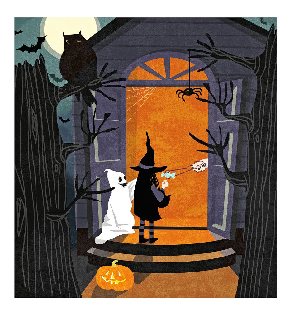 Illustrasjon som viser to barn utkledd som heks og spøkelse, som står godteri ved døra på en skummelt, mørkt hus. 