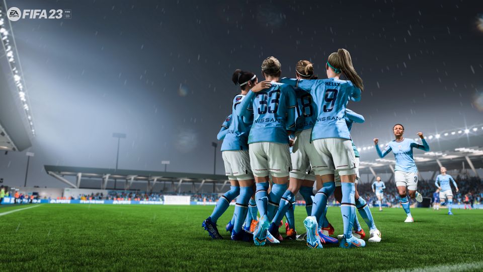 En gruppe med fotballspillere med lyseblå drakt jubler etter å ha scoret mål.