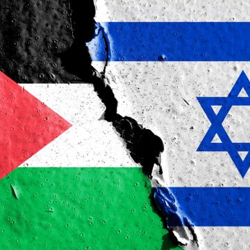 To flagg satt sammen til ett bilde, til venstre det palestinske flagget som er rødt, grønt hvitt og svart og til høyre er Israels flagg som er hvitt og blått og med en stjerne i midten.