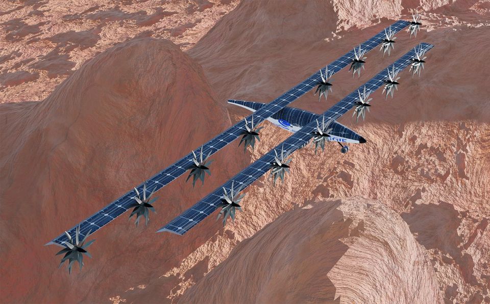Et veldig bredt fly med to sett med vinger og 14 propeller flyr over det som ser ut som en ørken.