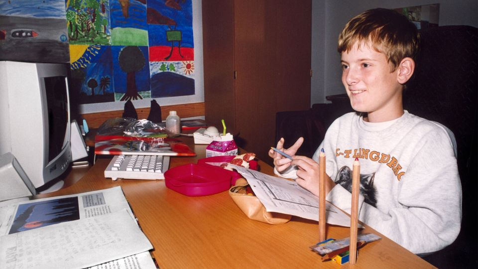 Mats Steen, en gutt med kort lysebrunt hår og grå genser med oransje skrift på, sitter ved et skrivebord der og smiler mens han har ark, blyanter og et tastatur foran seg.