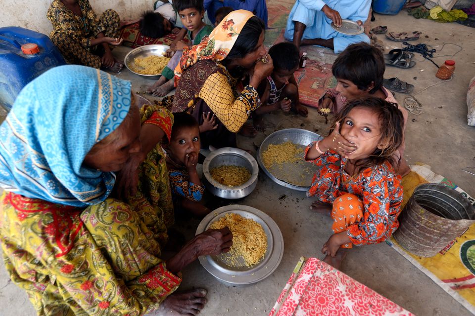 Barn spiser mat fra tallerkner i sølvfarge.