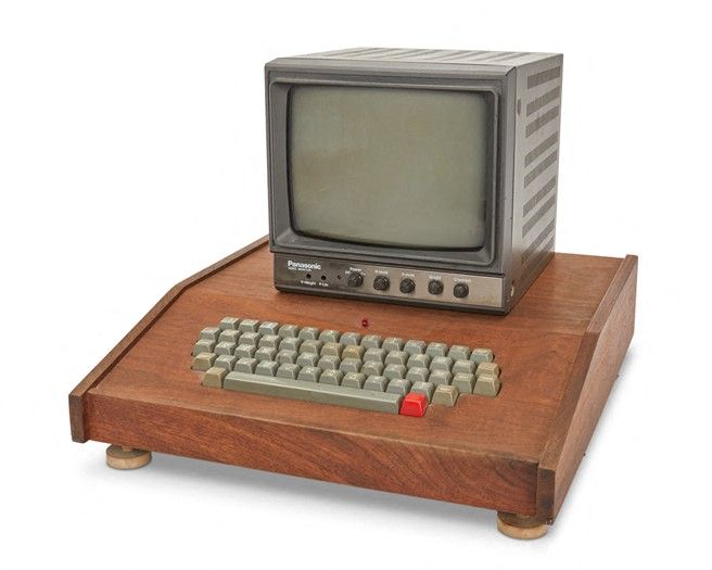En gammel datamaskin, der deler av den er laget av tre.