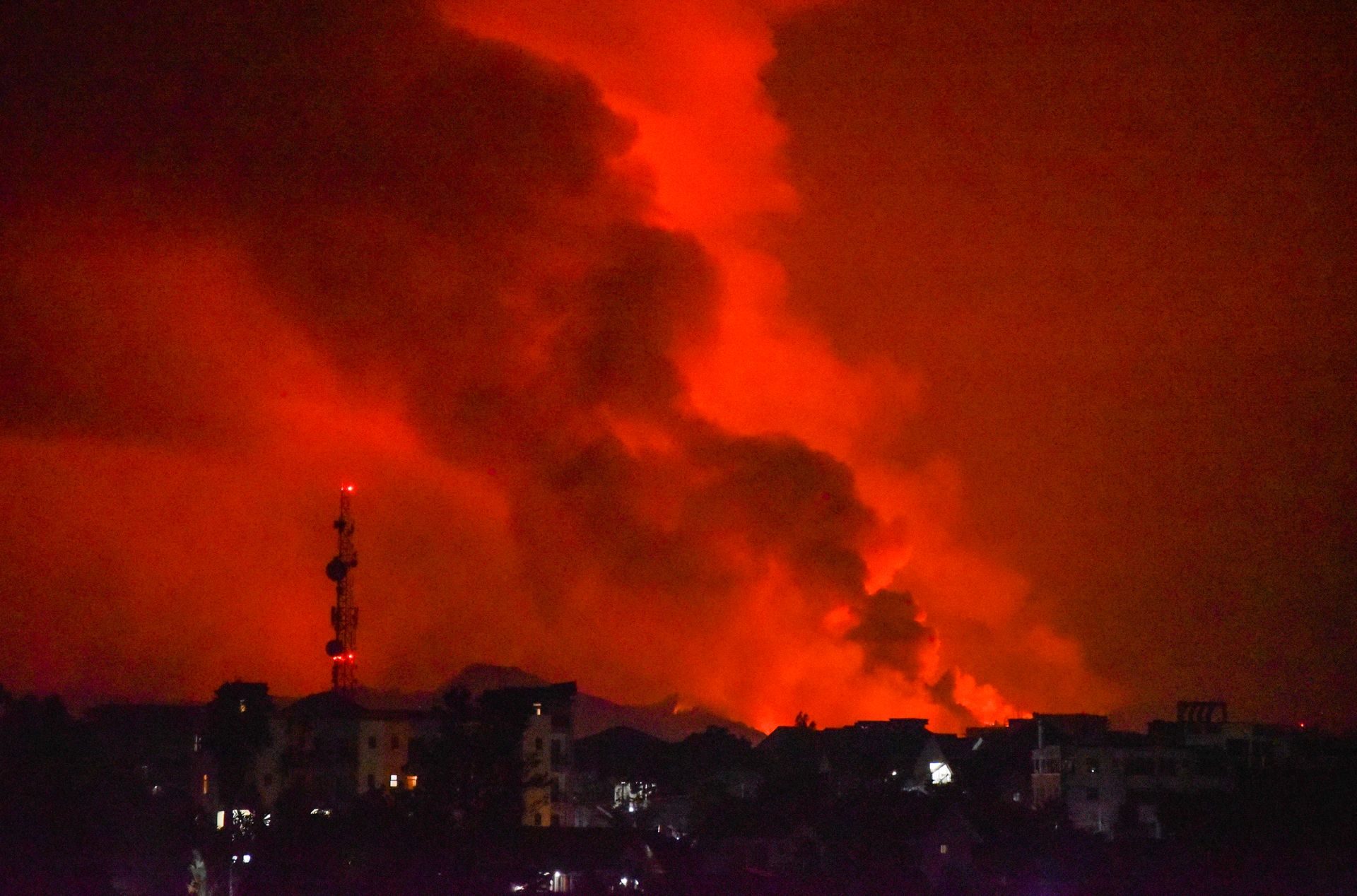 Vulkanutbruddet lyser opp natten i Kongo.
