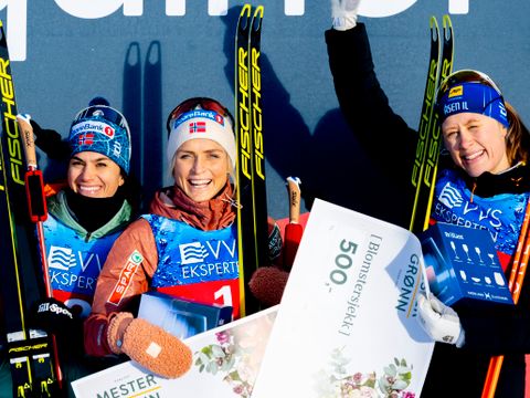 Tre skiløpere med hvert sitt par Fischer-ski og trøyer og luer med sponsormerker på smiler mot fotografen; Fra venstre står Heidi Weng, Therese Johaug og Ragnhild Haga.
