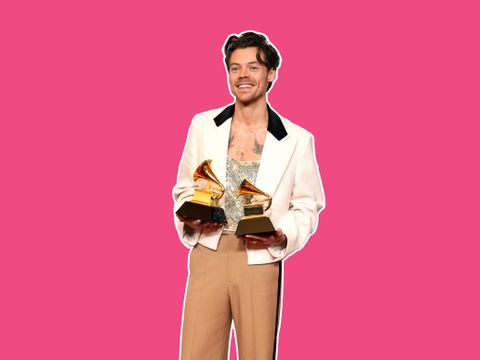 Harry Styles, en mann med bølgete, kort hår, hvit dressjakke, paljett-topp under og beige slengbukse står og holder på Grammy-pokaler, og han er redigert inn på en knallrosa bakgrunn.