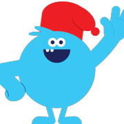 En blå, rund maskot smiler, vinker og har på seg rød nisselue.