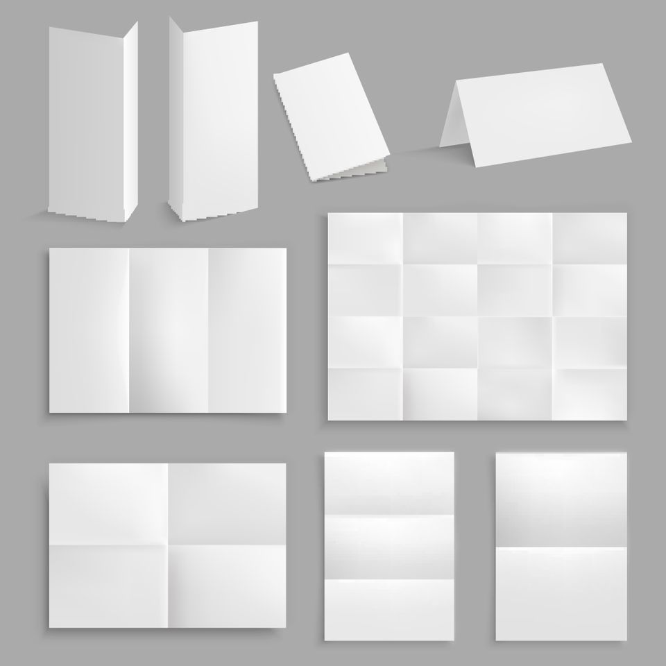 Illustrasjon av at et hvitt ark ligger på grå bakgrunn og har blitt brettet i to, så i fire, og på andre måter.