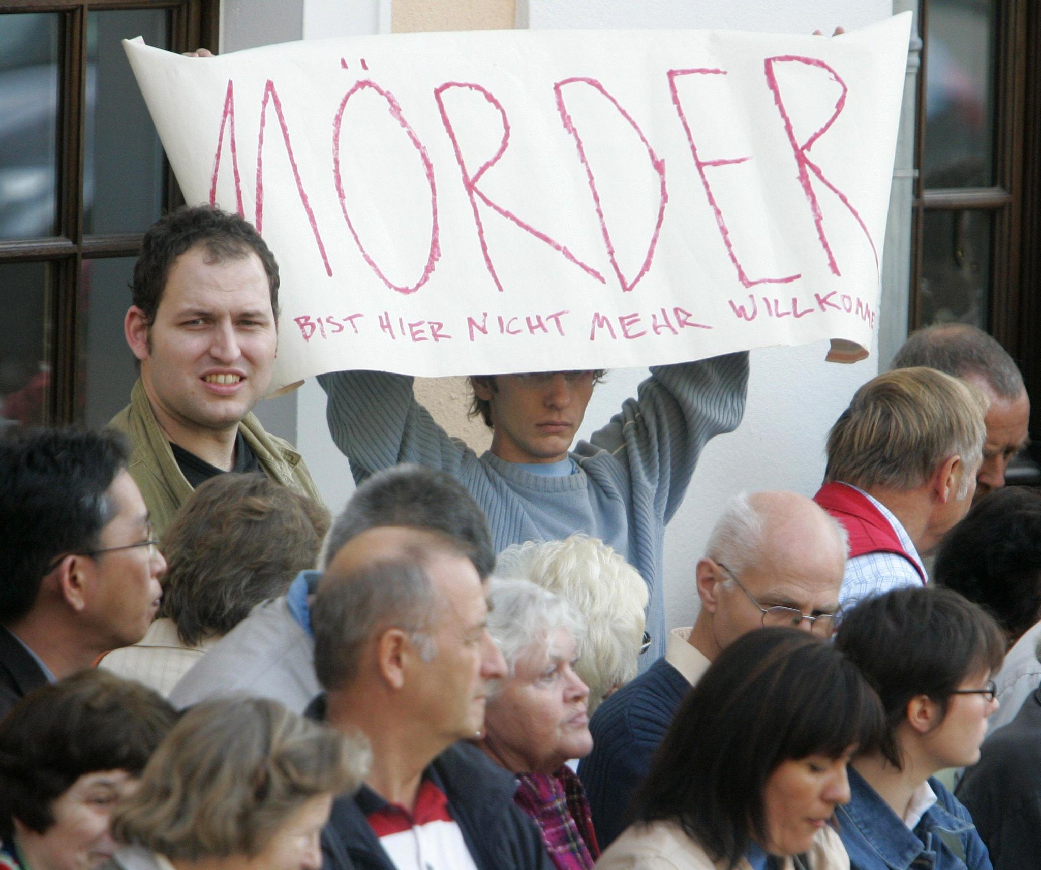 Da president Vladimir Putin besøkte Dresden i 2006, ble han blant annet møtt av disse demonstrantene som ikke hadde glemt hans tidligere opphold i byen. 