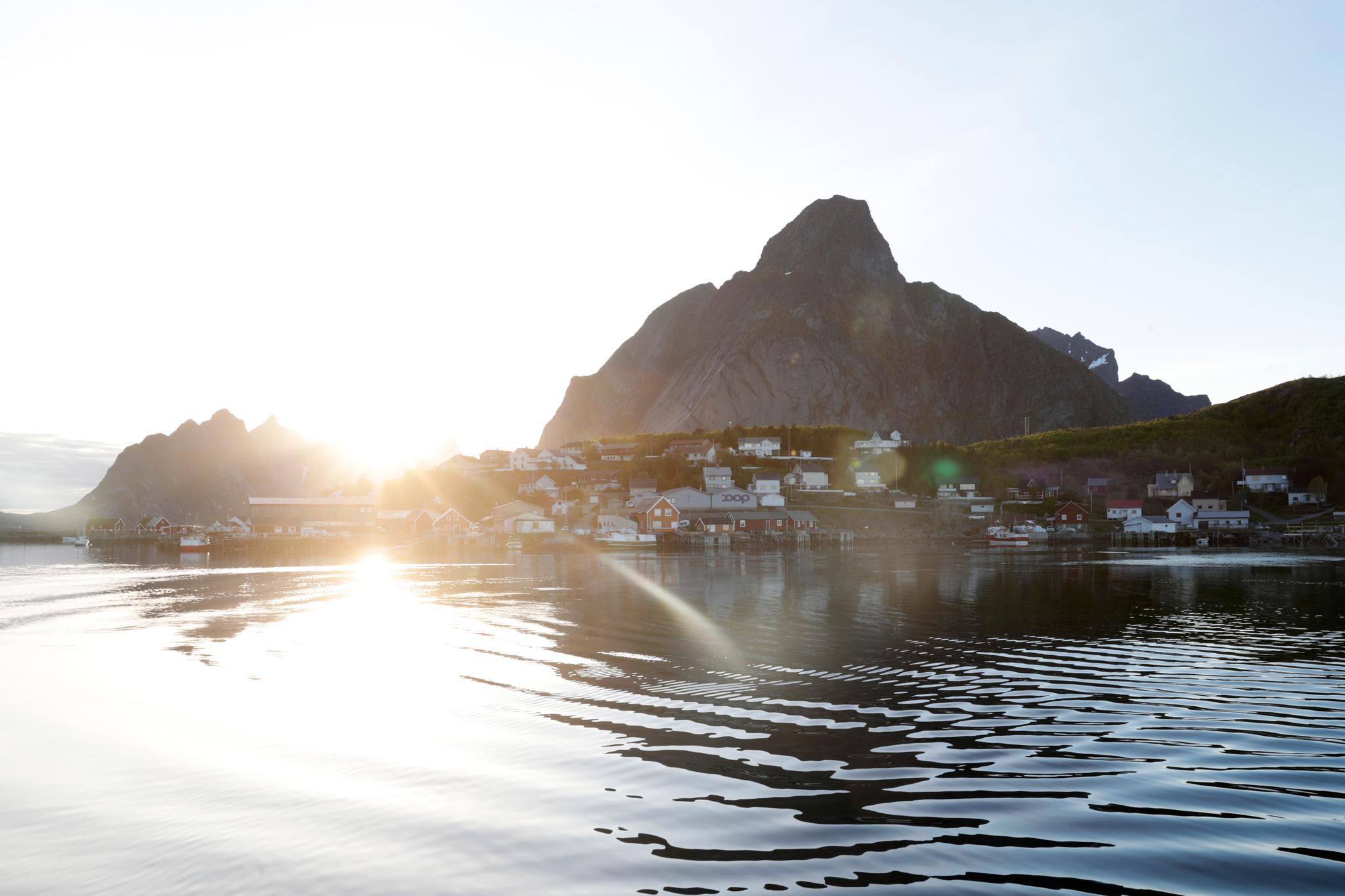 Solen skinner over Reine i Lofoten. Det vil den fortsette å gjøre både der og i resten av Nord-Norge de nærmeste dagene. Det kan bli satt flere temperaturrekorder i landsdelen denne uken. 