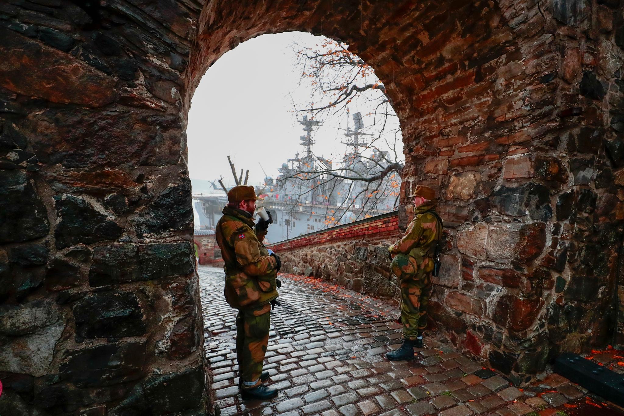 Norske HV-soldater passer nå på USS Iwo Jima. Her står en av soldatene og ser på skipet fra Akershus festning.