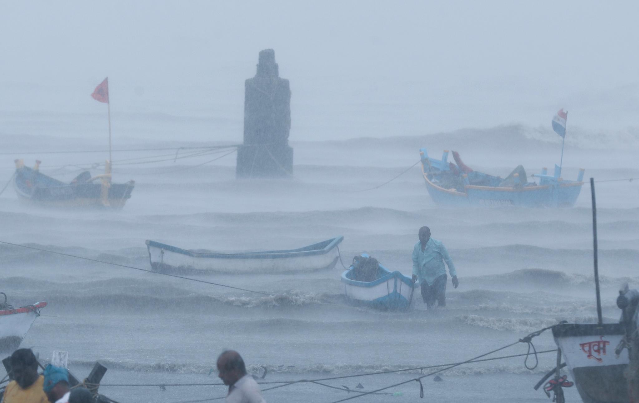 Fiskere prøver å få båtene sine i sikkerhet mens syklonen Tauktae er i ferd med å treffe kysten ved Mumbai. 