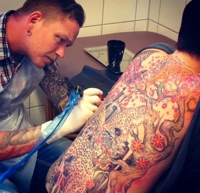 Remi Sølvberg er formann i Norsk Tattoo Union og driver tatoveringssjappe i Moss.