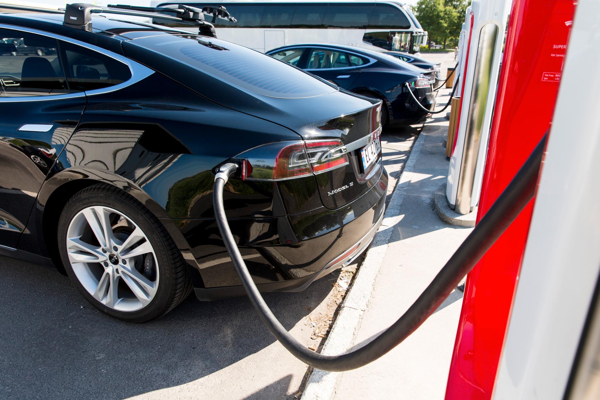 En Tesla har batterigaranti på åtte år. Tommelfingerregelen er at batteriet overlever bilen.