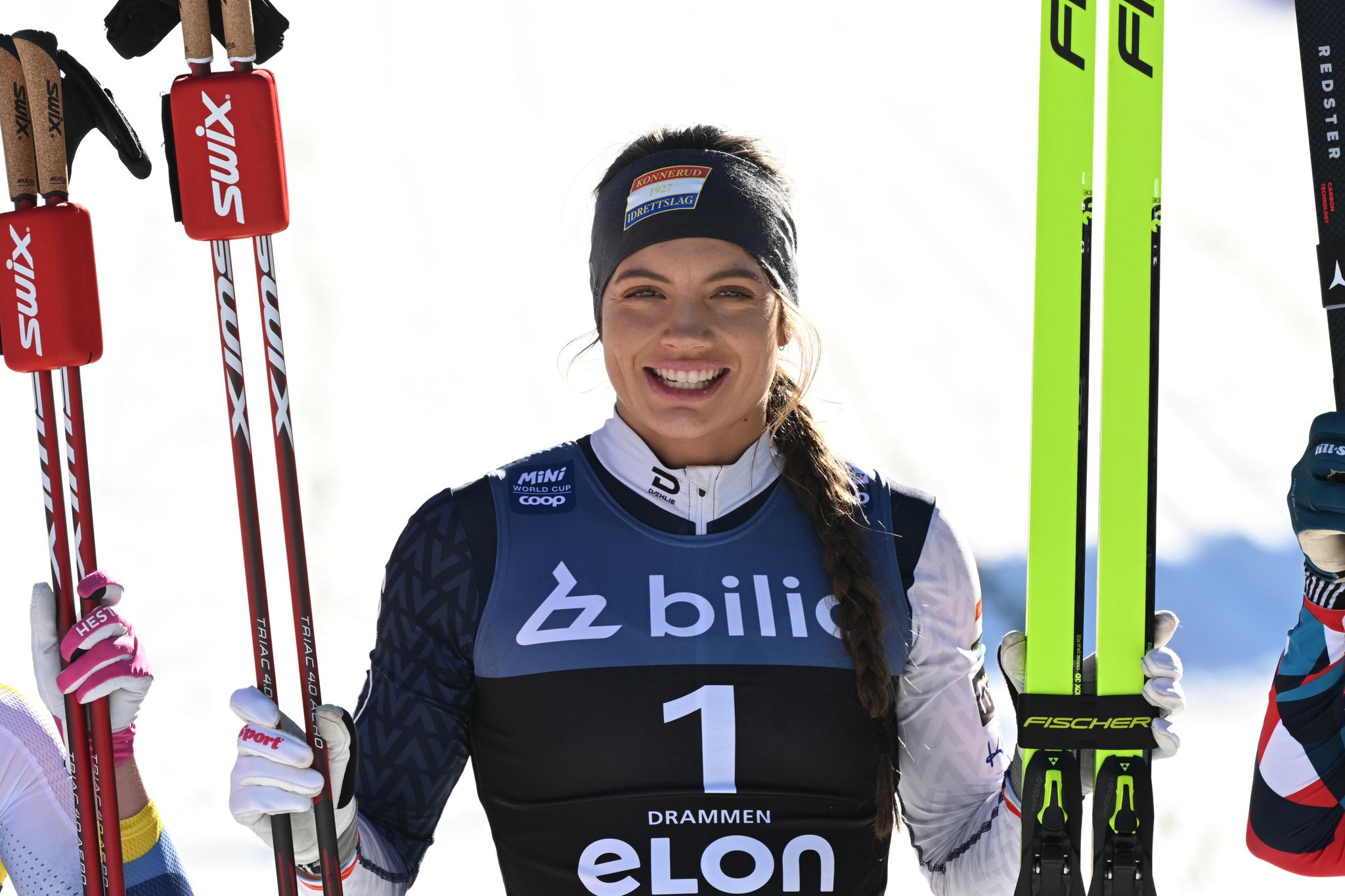 GLAD I KLUBBEN: Kristine Stavås Skistad jubler for sprintseieren i Drammen. Da gikk hun i klubbdressen til Konnerud. 