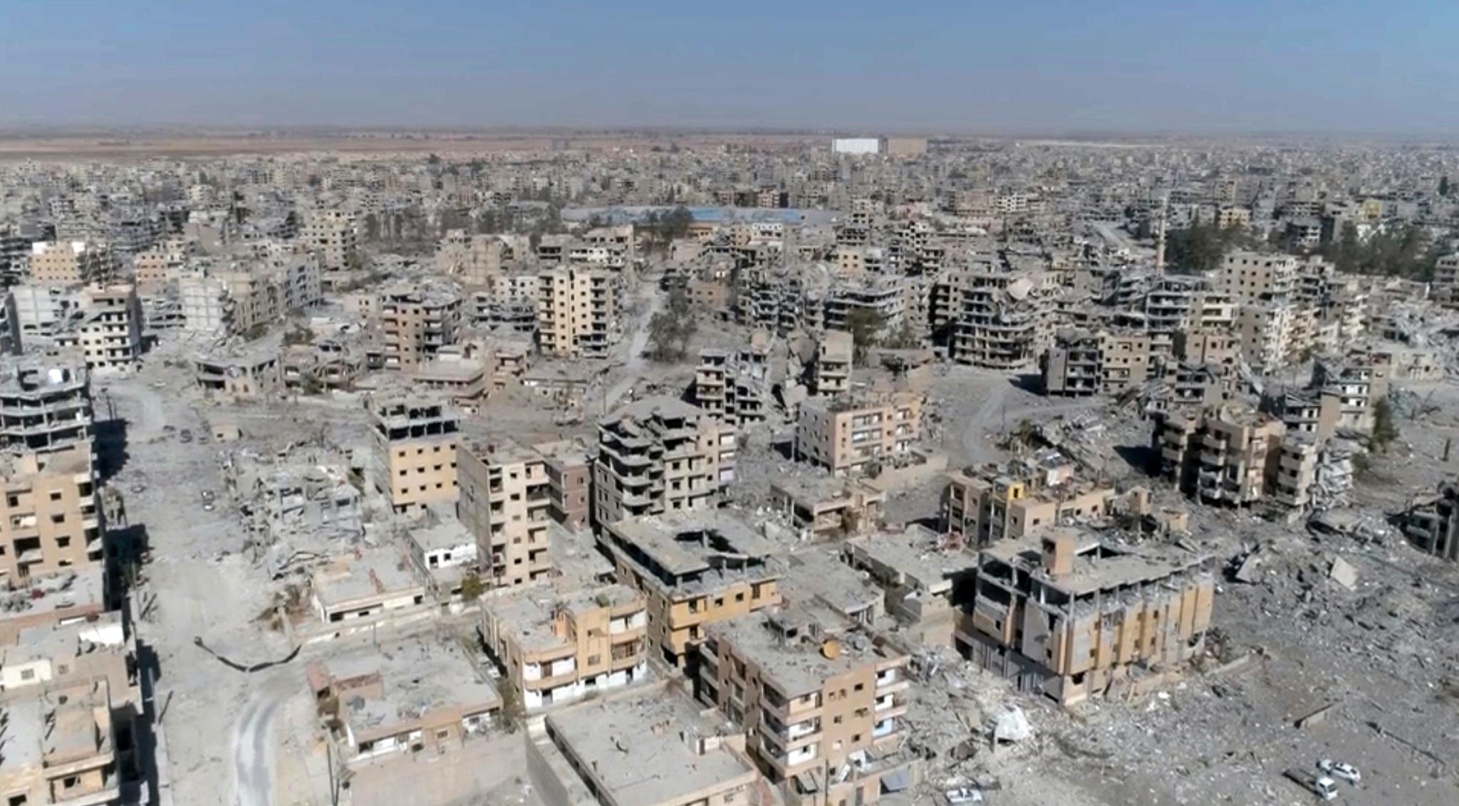Flyangrepene førte til massive skader i Raqqa i Syria, som fungerte som IS-hovedstaden. 