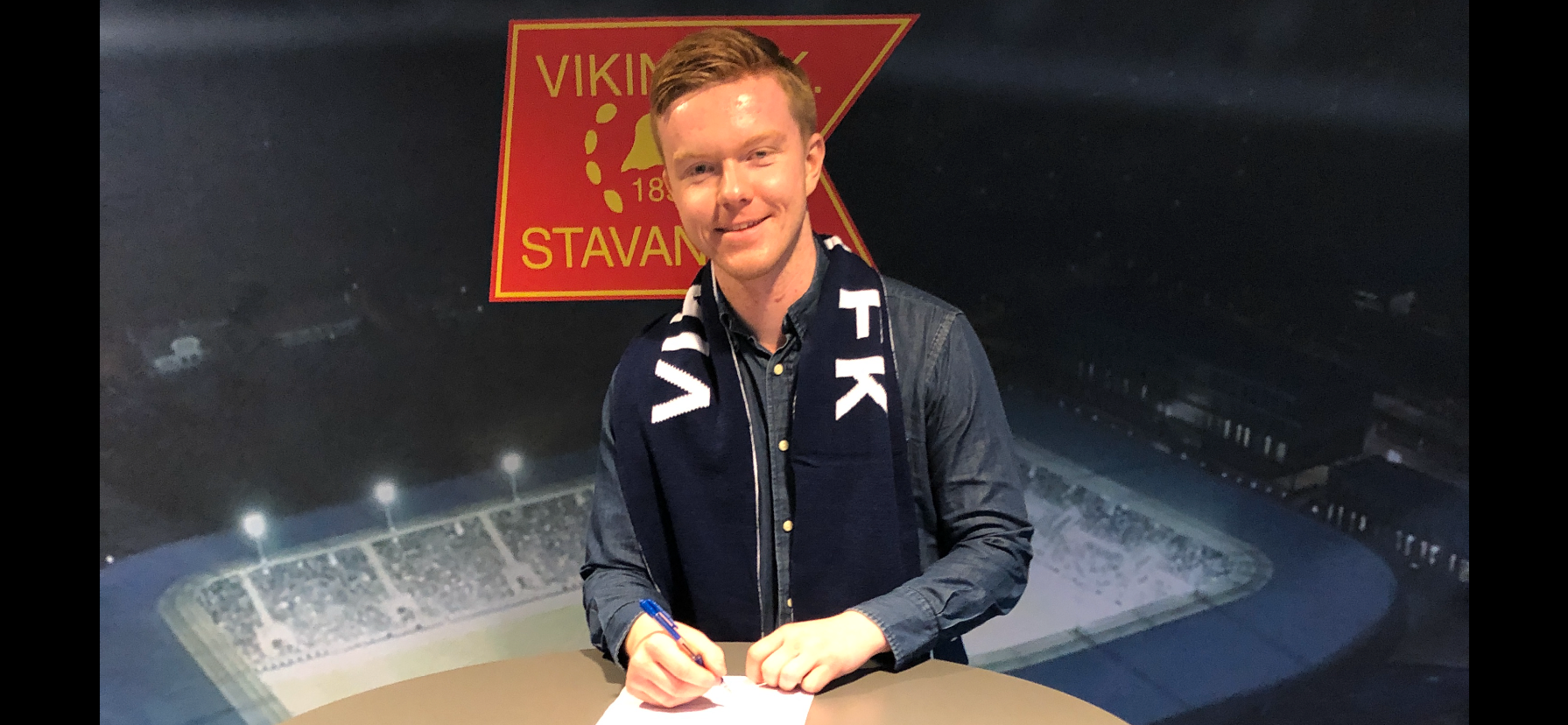 Tidligere i mars signerte Henrik Bjørøen kontrakt med Viking som én av to nye FIFA-spillere.