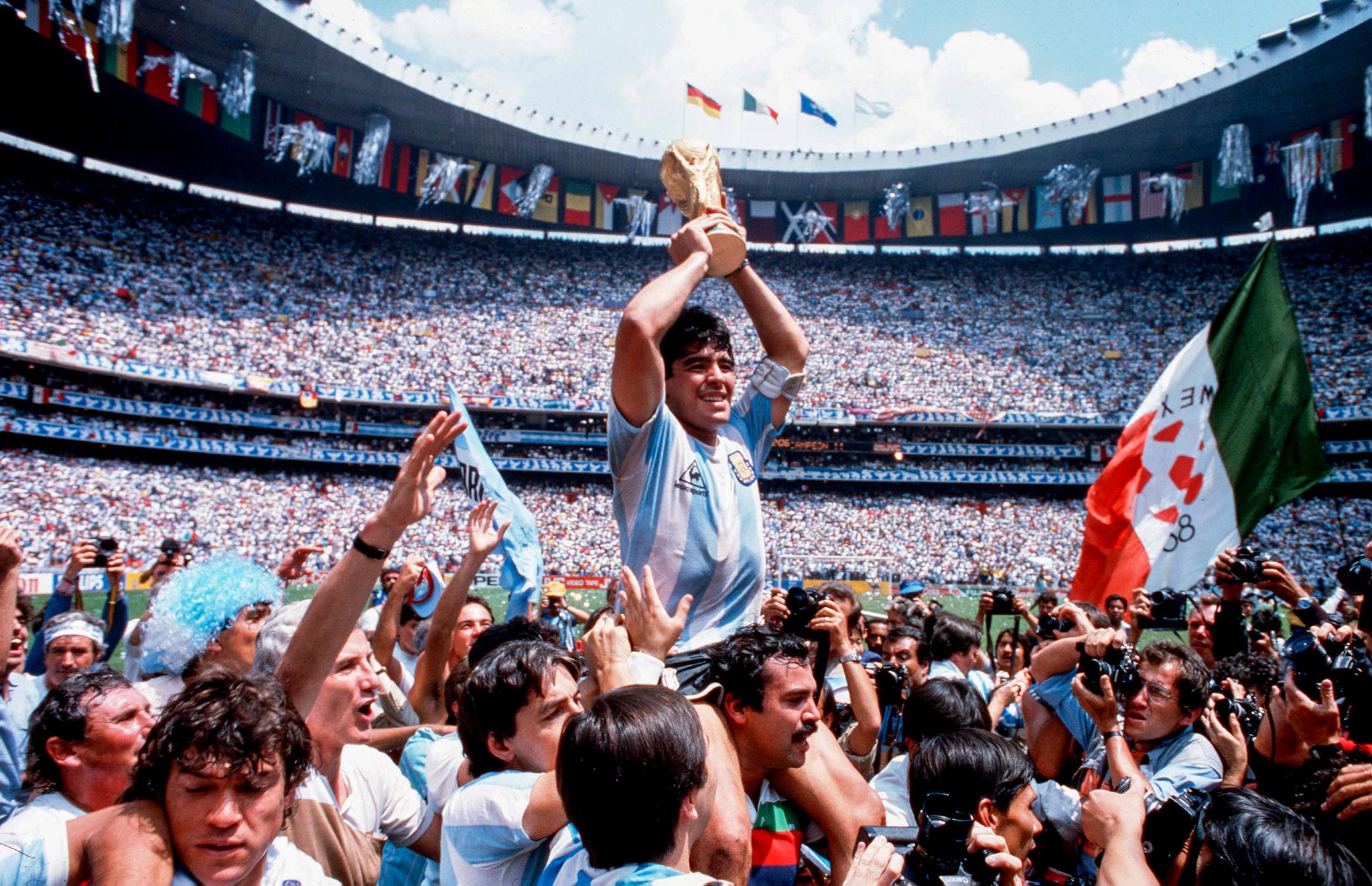 MESTEREN: Diego Maradona løfter VM-pokalen i 1986.