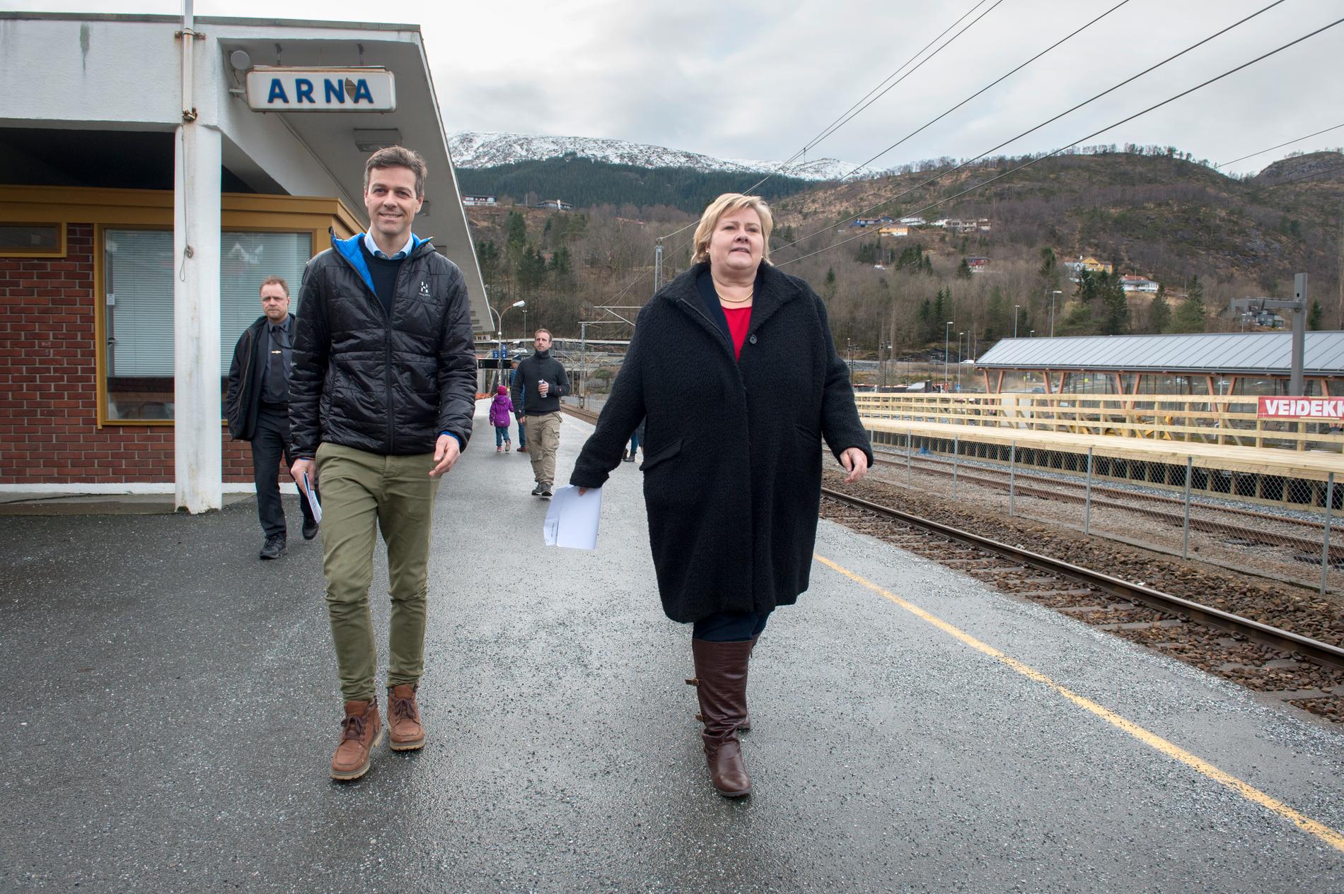 Erna Solberg og Knut Arild Hareide under en pressekonferanse om ny vei og bane til Voss på Arna stasjon i 2017.