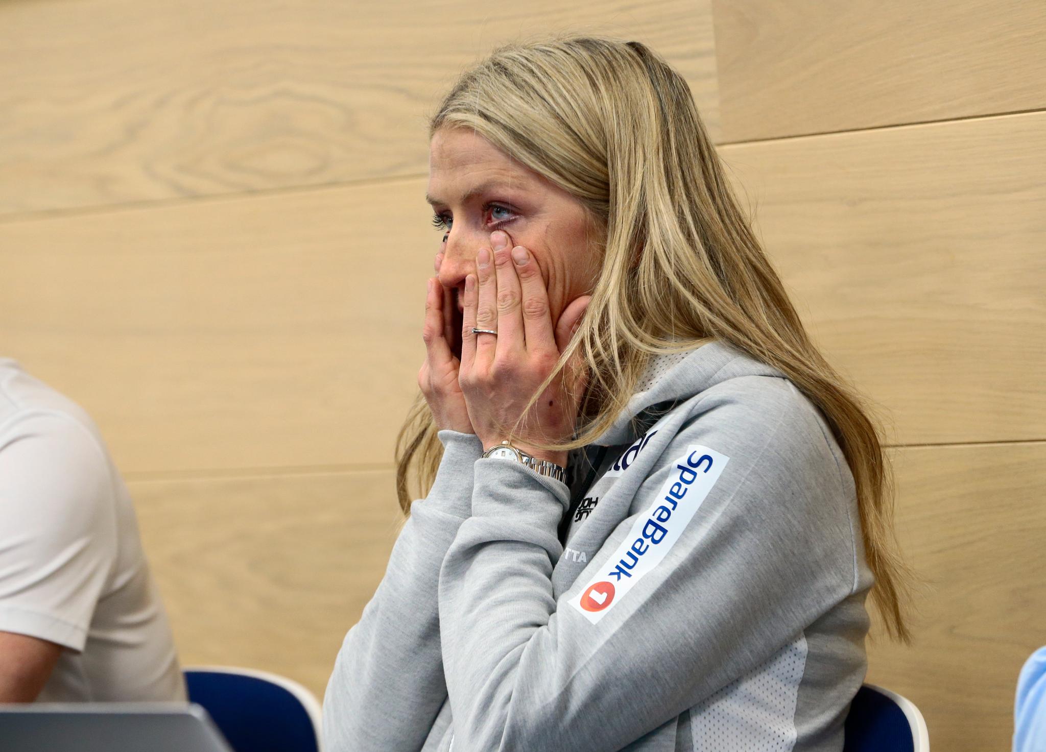Therese Johaug måtte tørke tårer da hun begynte å snakke om hvor mye Marit Bjørgen har betydd for henne.