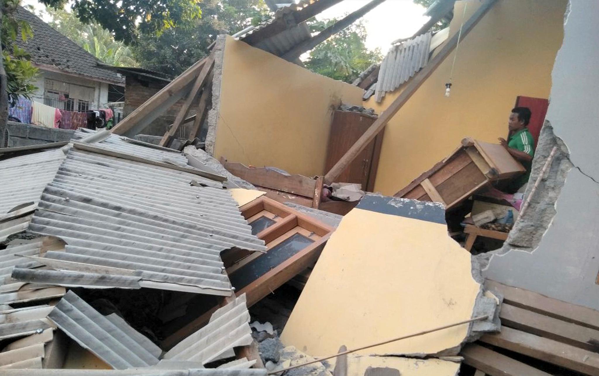 Det meldes om store ødeleggelser etter at et jordskjelv traff den populære feriedestinasjonen Lombok i Indonesia.