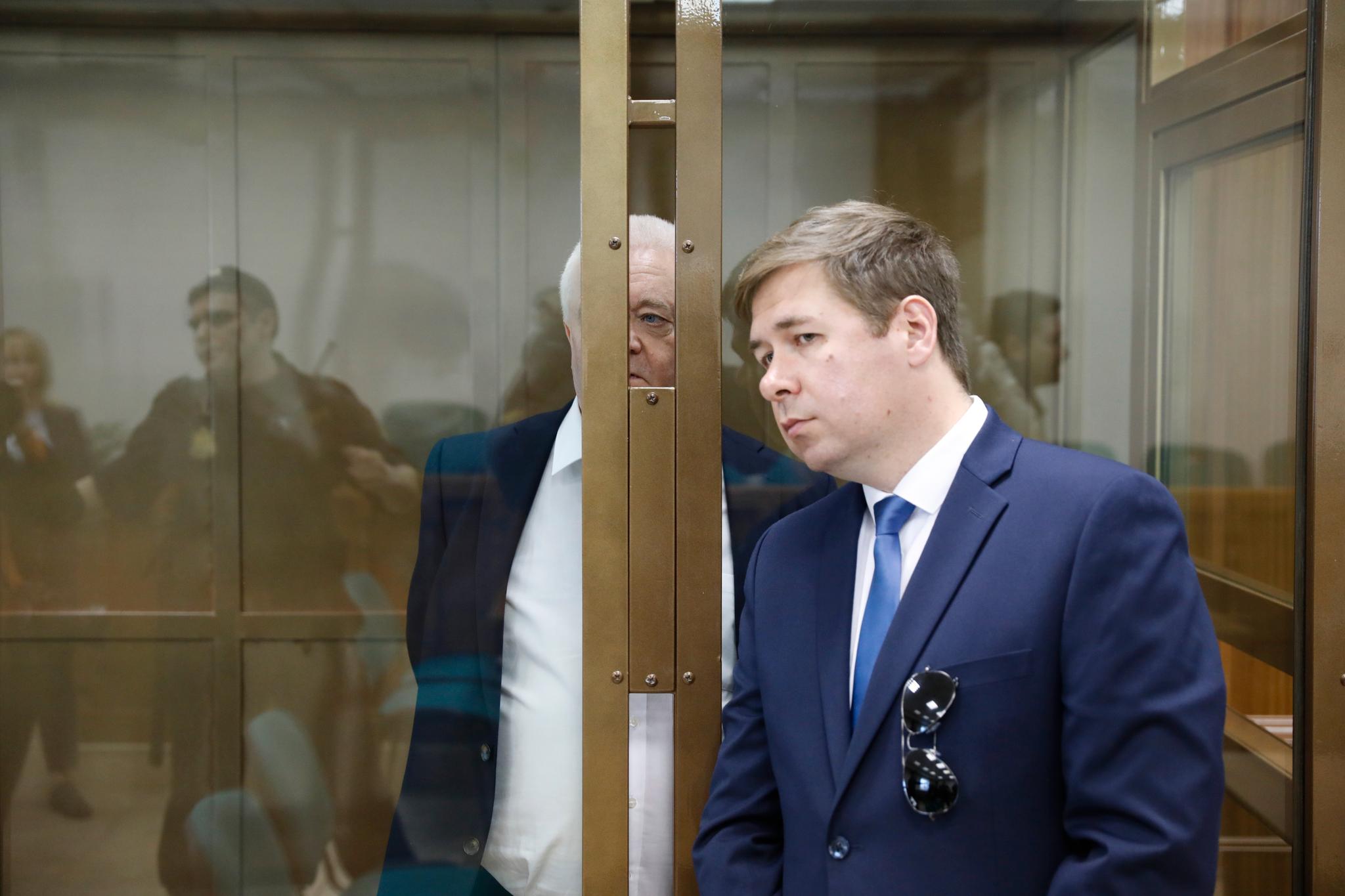 Den russiske advokaten Ilja Novikov samtaler med Frode Berg, i retten tirsdag. Nordmannen ble dømt til 14 års fengsel.